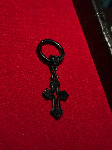 پیرسینگ فیک صلیب آویز مشکی | Black Cross Fake Piercing 🖤