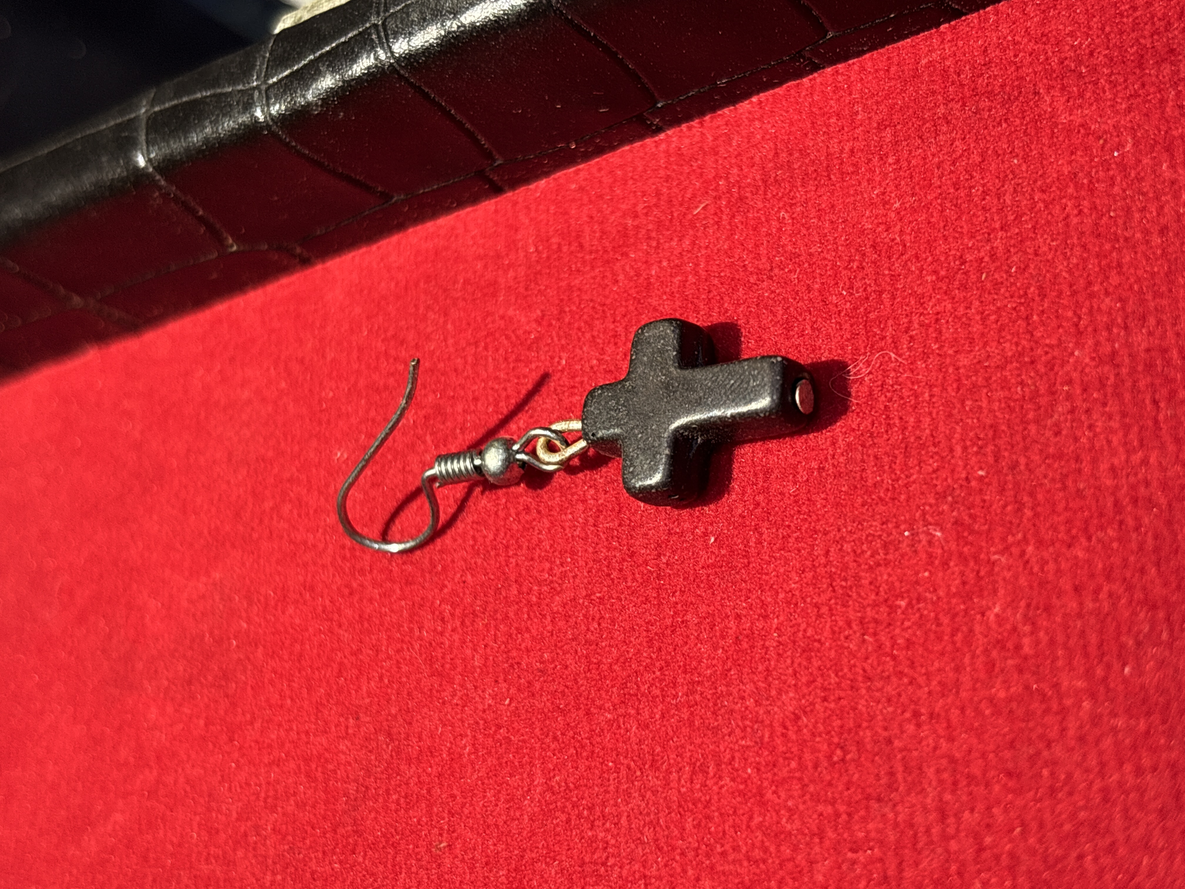 پیرسینگ گوش تک صلیب مشکی خاص | Single Black Cross Earring ✝️