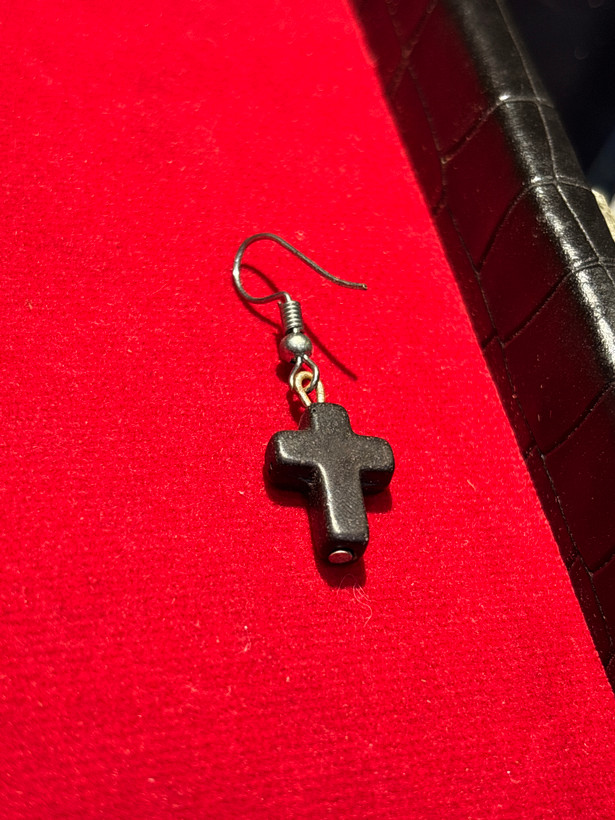 پیرسینگ گوش تک صلیب مشکی خاص | Single Black Cross Earring ✝️