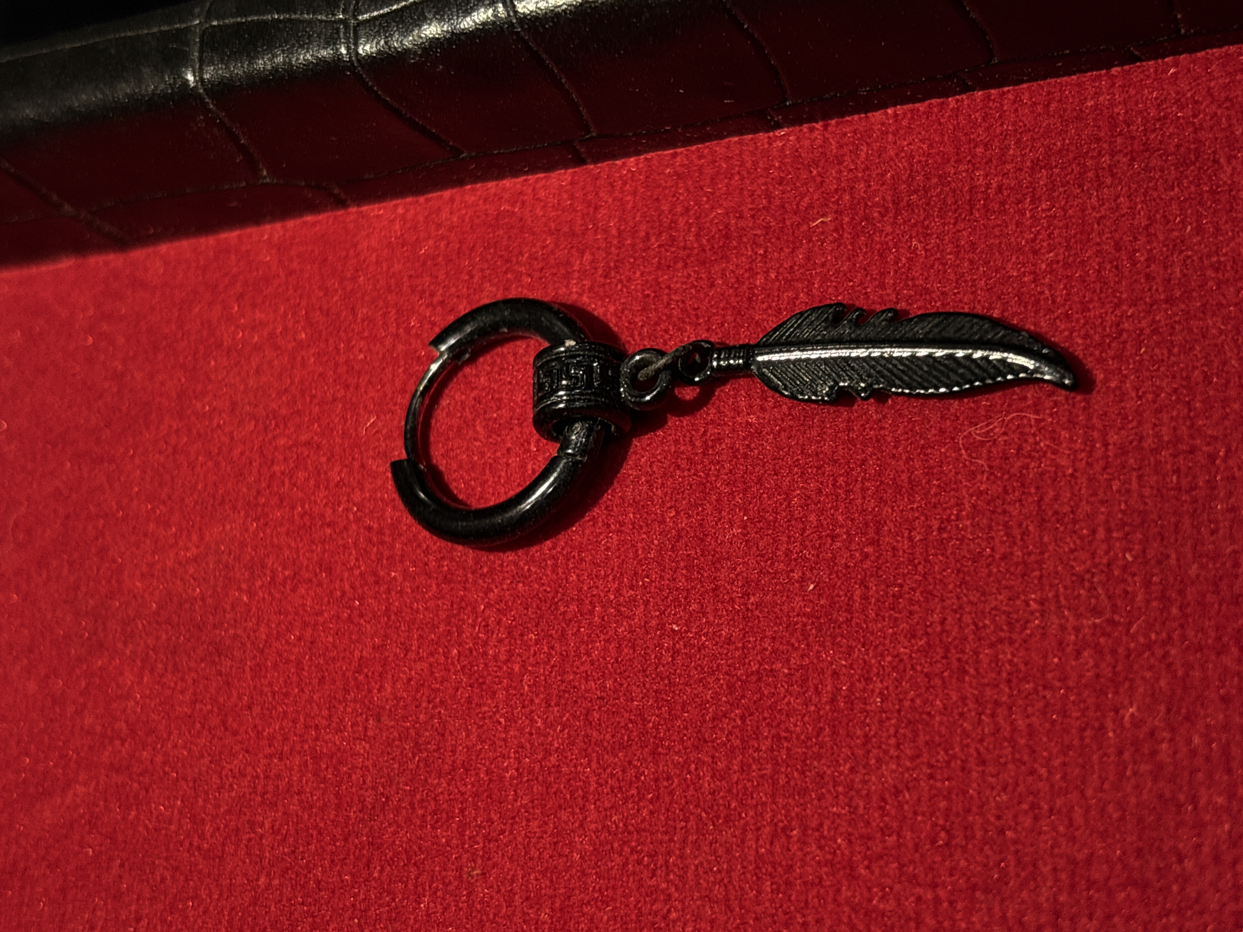 پیرسینگ گوش پر آویزون مشکی | Black Feather Drop Earring 🪶
