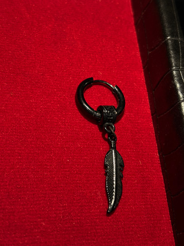 پیرسینگ گوش پر آویزون مشکی | Black Feather Drop Earring 🪶