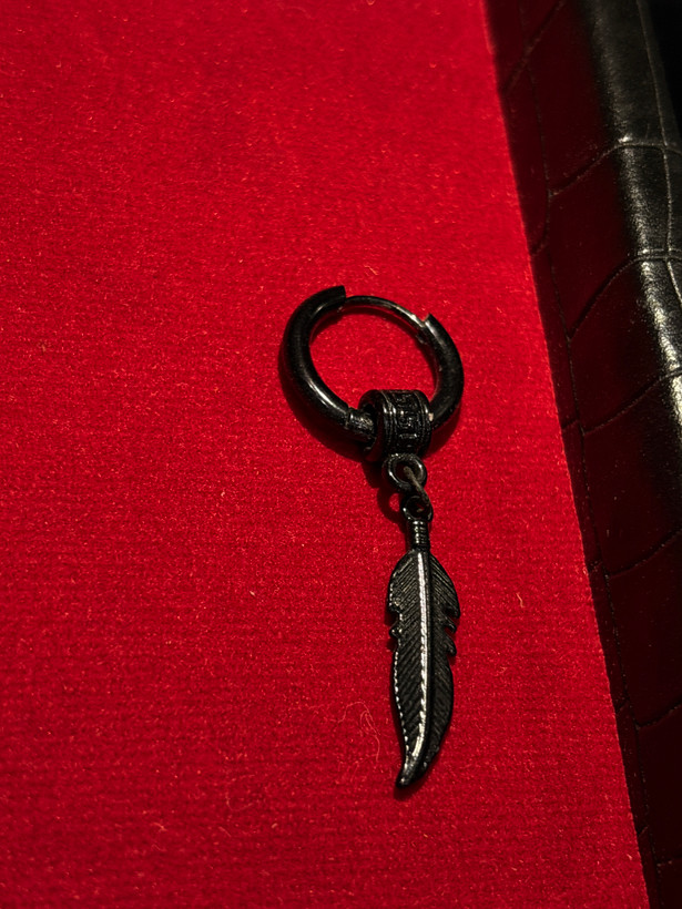 پیرسینگ گوش پر آویزون مشکی | Black Feather Drop Earring 🪶