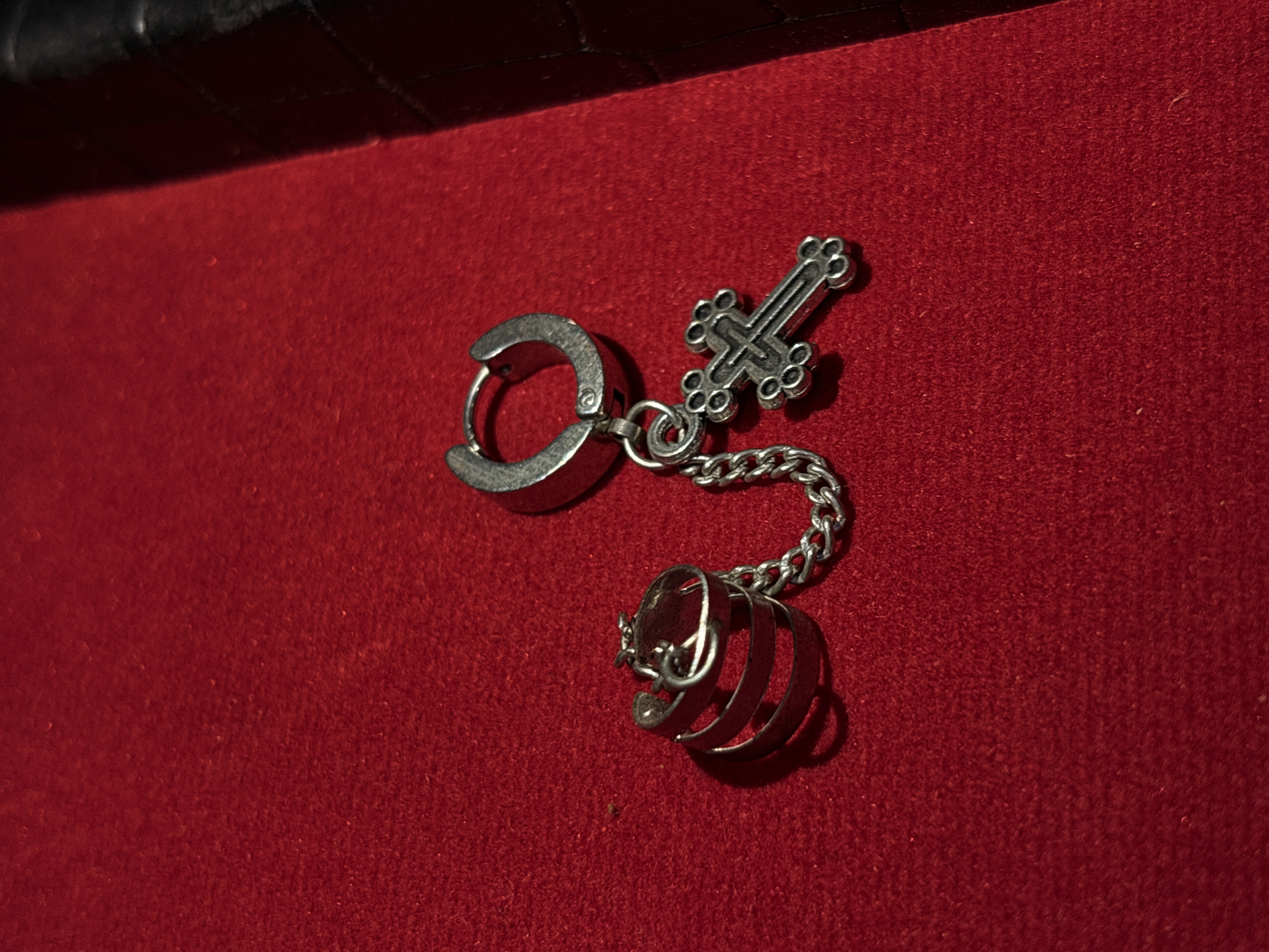 پیرسینگ زنجیر دار دوتایی طرح صلیب | Double Chain Cross Piercing ✝️