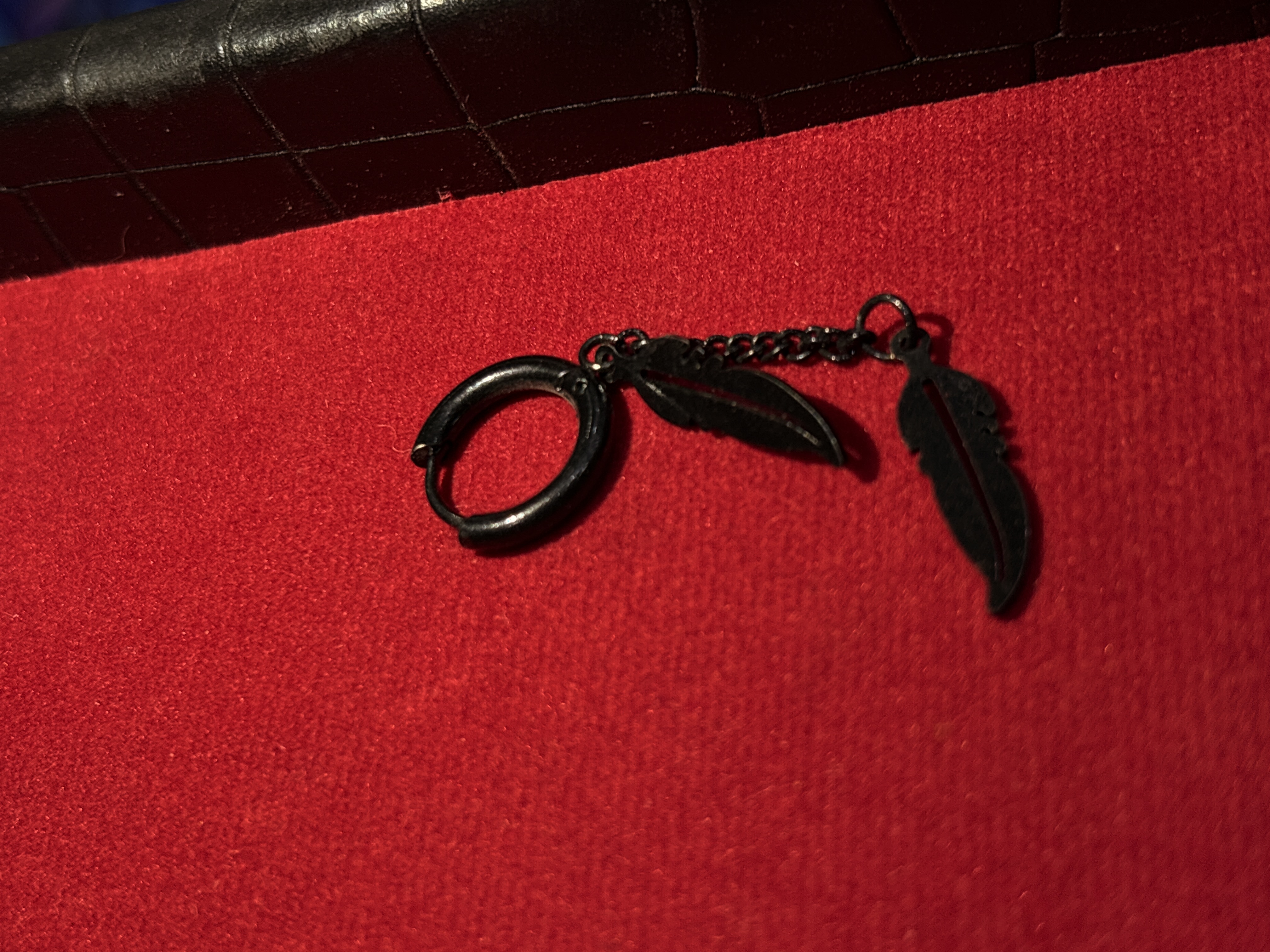 پیرسینگ گوش پر دوتایی زنجیردار مشکی | Double Chain Feather Piercing 🪶