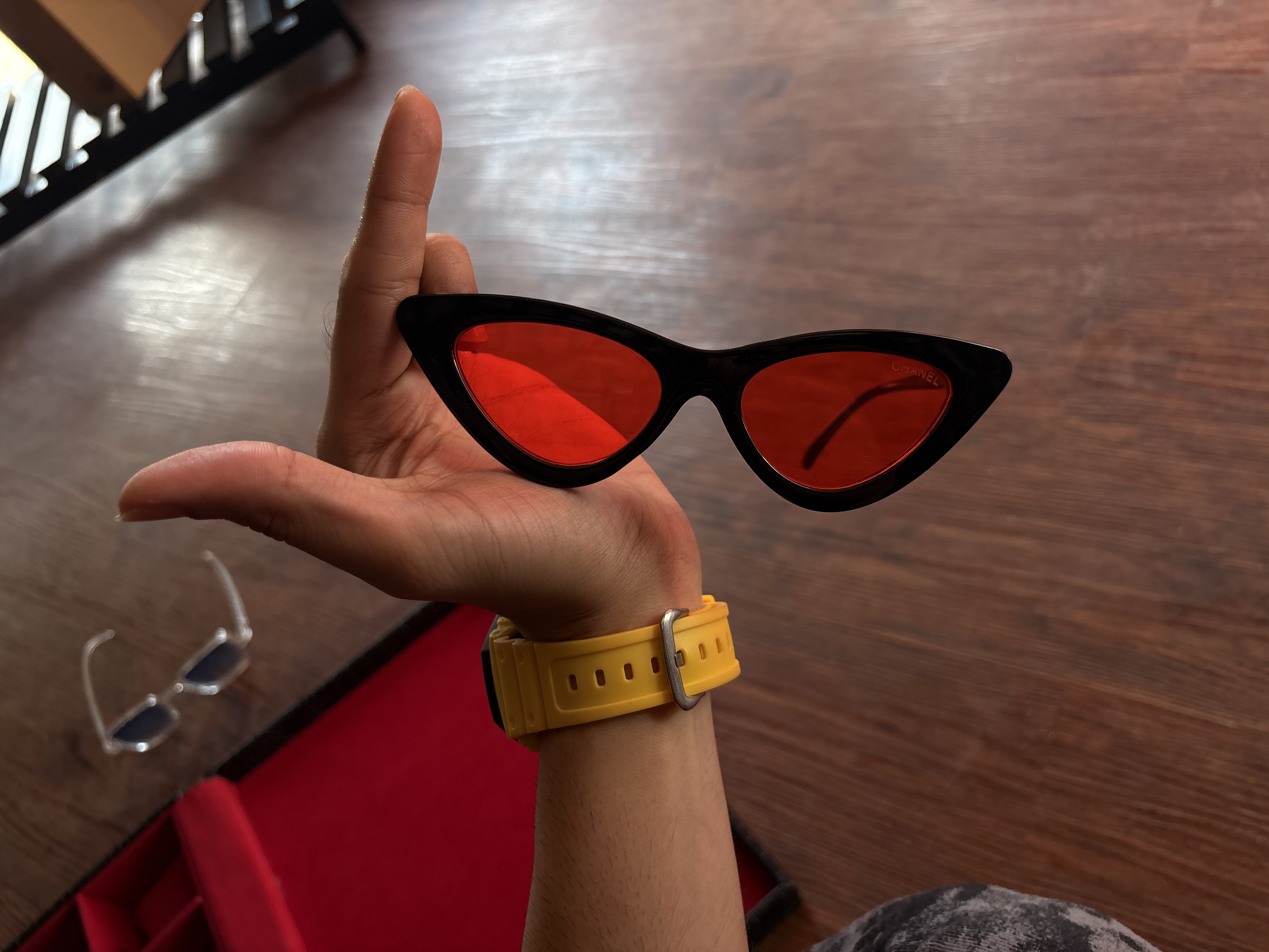 عینک هالیوودی مشکی شیشه قرمز | Black Hollywood Red Lens Glasses ❤️