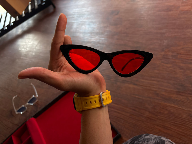 عینک هالیوودی مشکی شیشه قرمز | Black Hollywood Red Lens Glasses ❤️