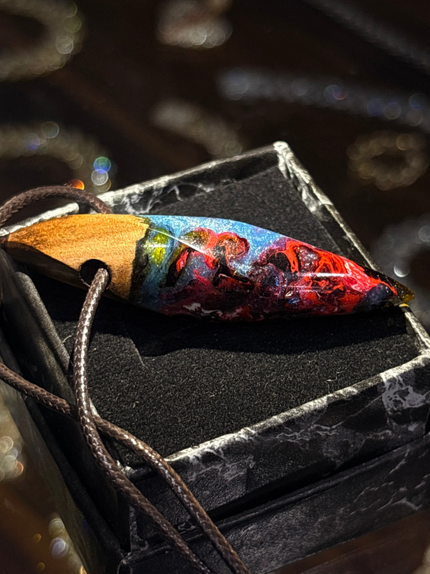 گردنبند پلاک کهکشانی تک نسخه هفت رنگ رزین و چوب گردو ONE OF A KIND LUXURY EDITION